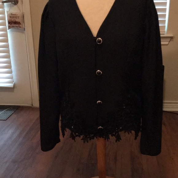 Really cute women’s crop blazer! 🌹 - Picture 2 of 4